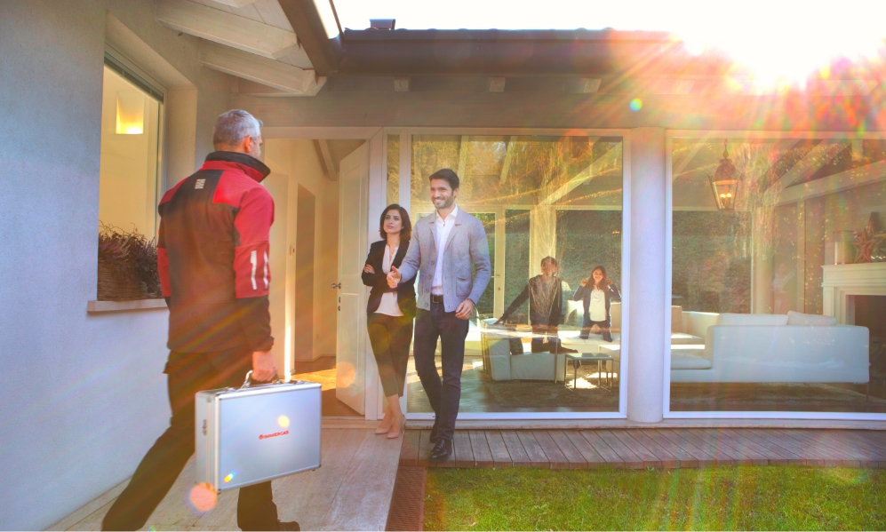 Servicio Técnico de Immergas llegando a vivienda de pareja joven.