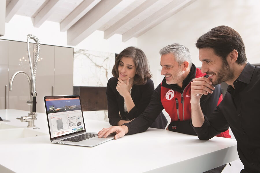 Una pareja joven junto con un técnico Immergas, está mirando un ordenador. ¿Solicitarán un presupuesto?