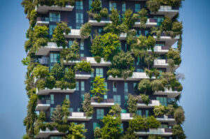 Edificio con vegetación