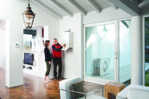 Técnico ajustando curva climática en bomba de calor residencial