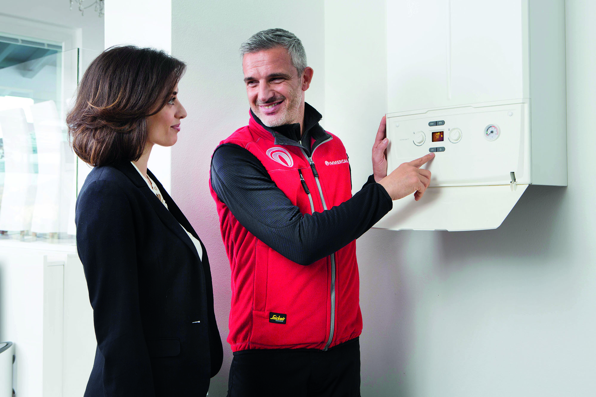 Servicio técnico de calefacción realizando mantenimiento de caldera.